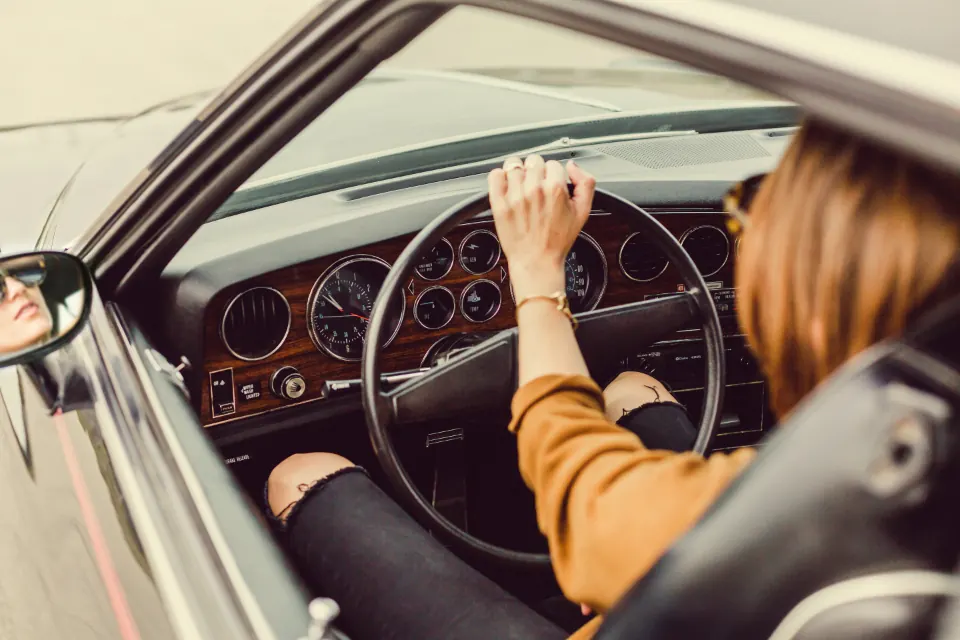 Conductrice au volant d’une voiture